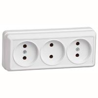 Октава белый розетка открытая 3-мест IP20
